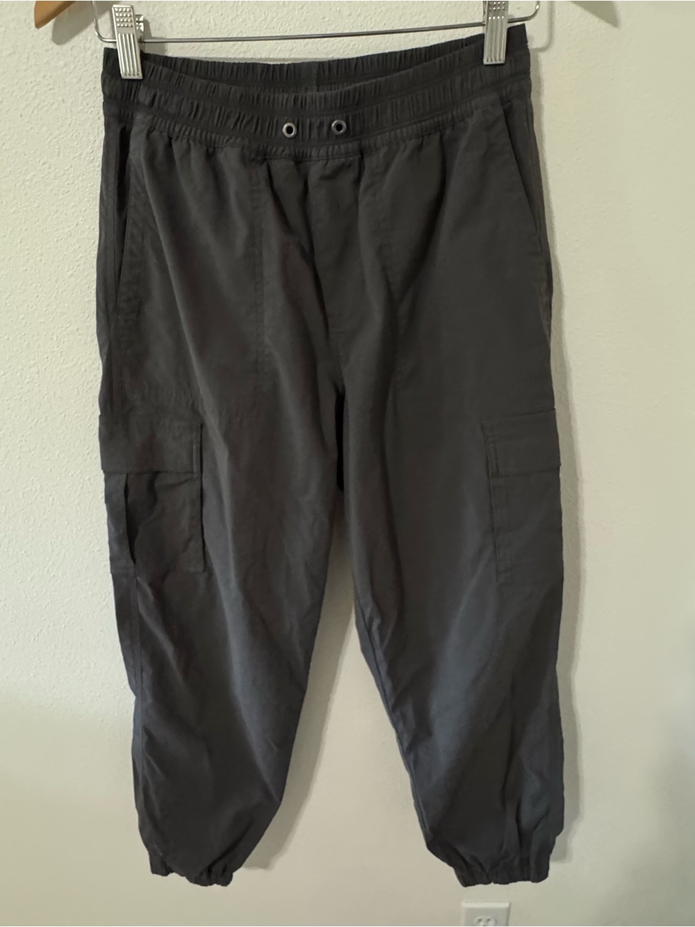 Vuori Birch Jogger Gray High Rise Pockets Athleisure Workout Gym Quick Dry-Small